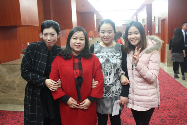 億誠項(xiàng)目管理公司&mdash;董事長李妮與員工合照