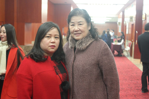 億誠項(xiàng)目管理公司&mdash;董事長李妮與員工合照