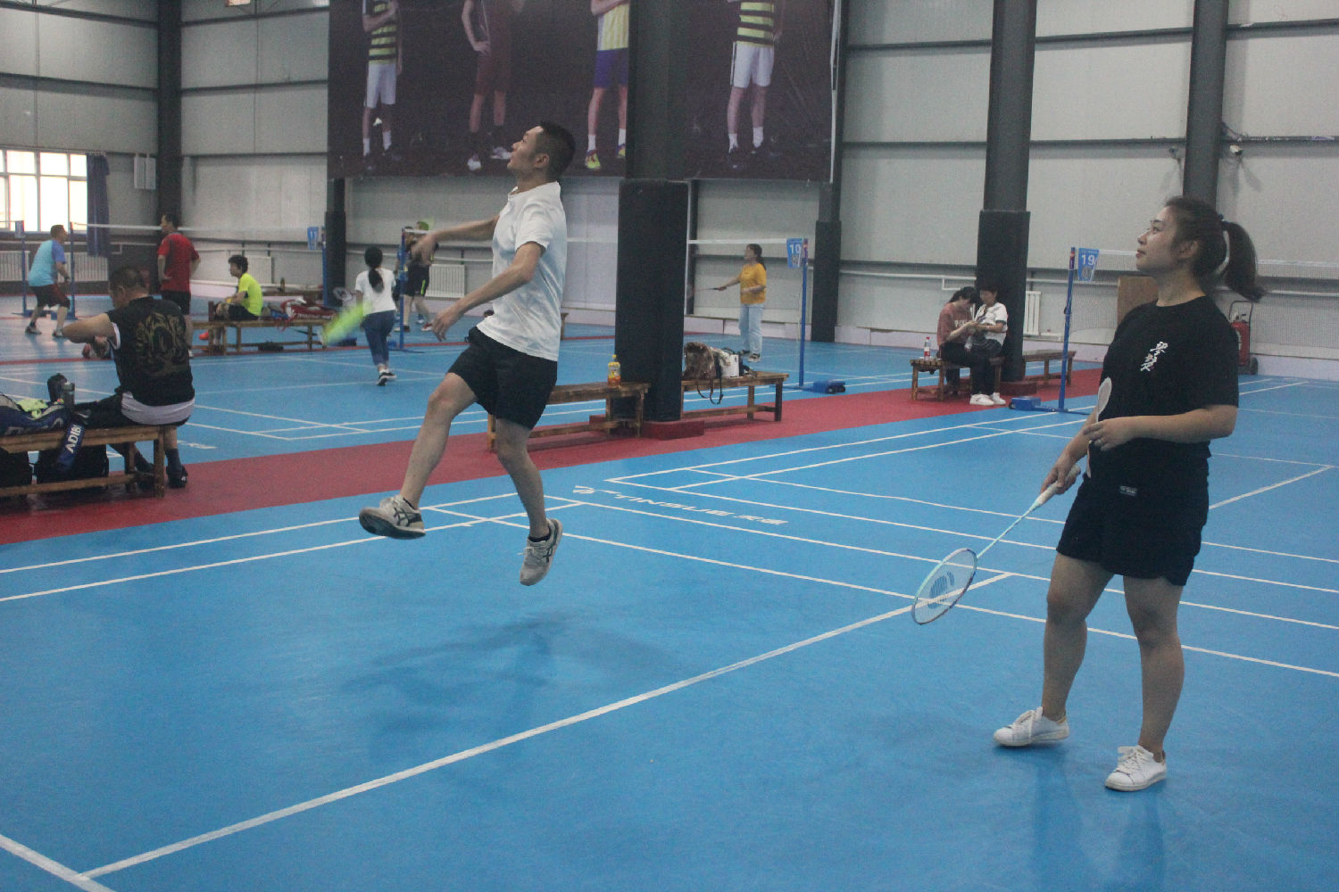 億誠第四屆&ldquo;團(tuán)結(jié)杯&rdquo;羽毛球比賽