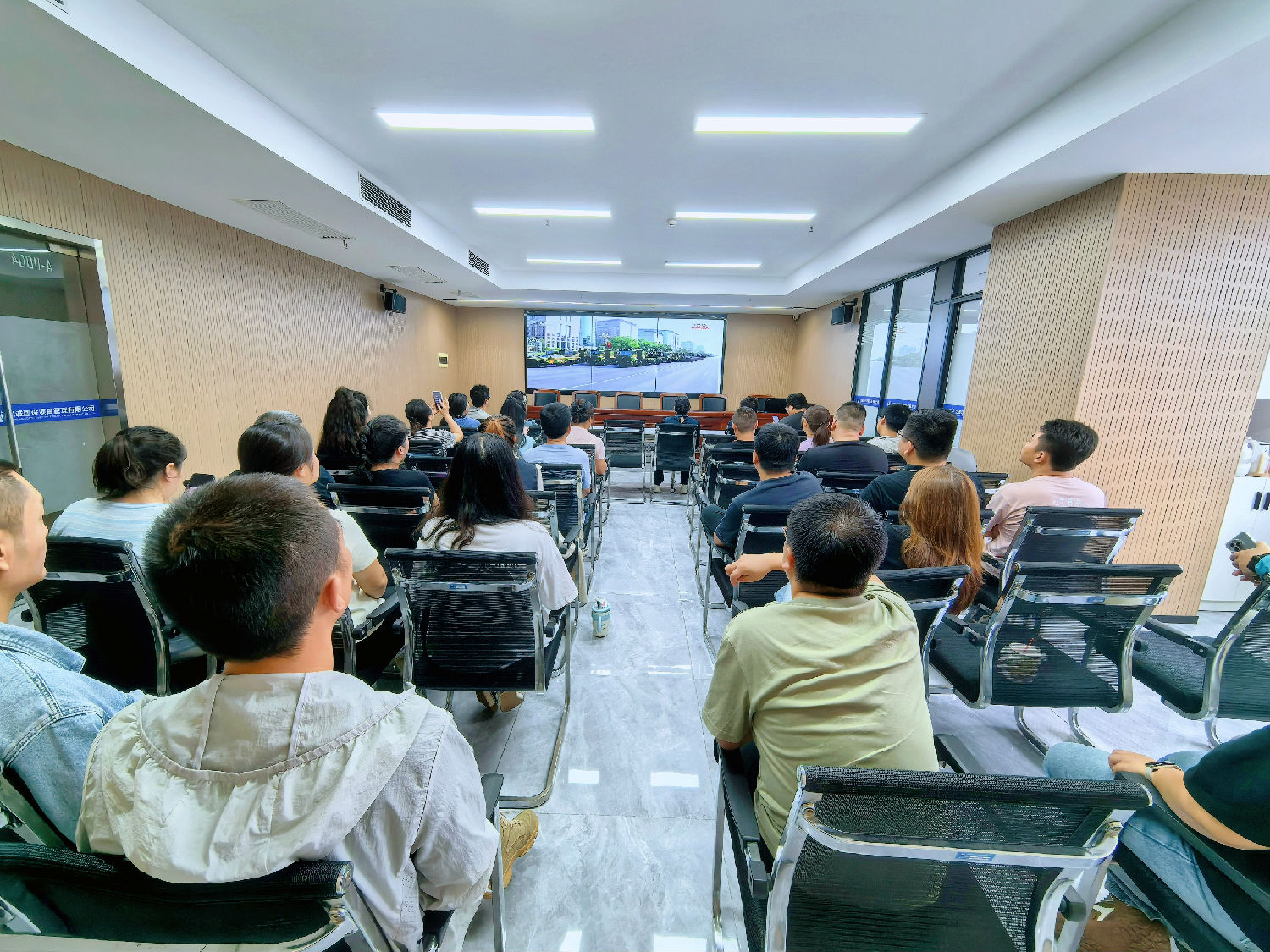 億誠管理組織員工觀看抗戰(zhàn)勝利80周年閱兵儀式直播