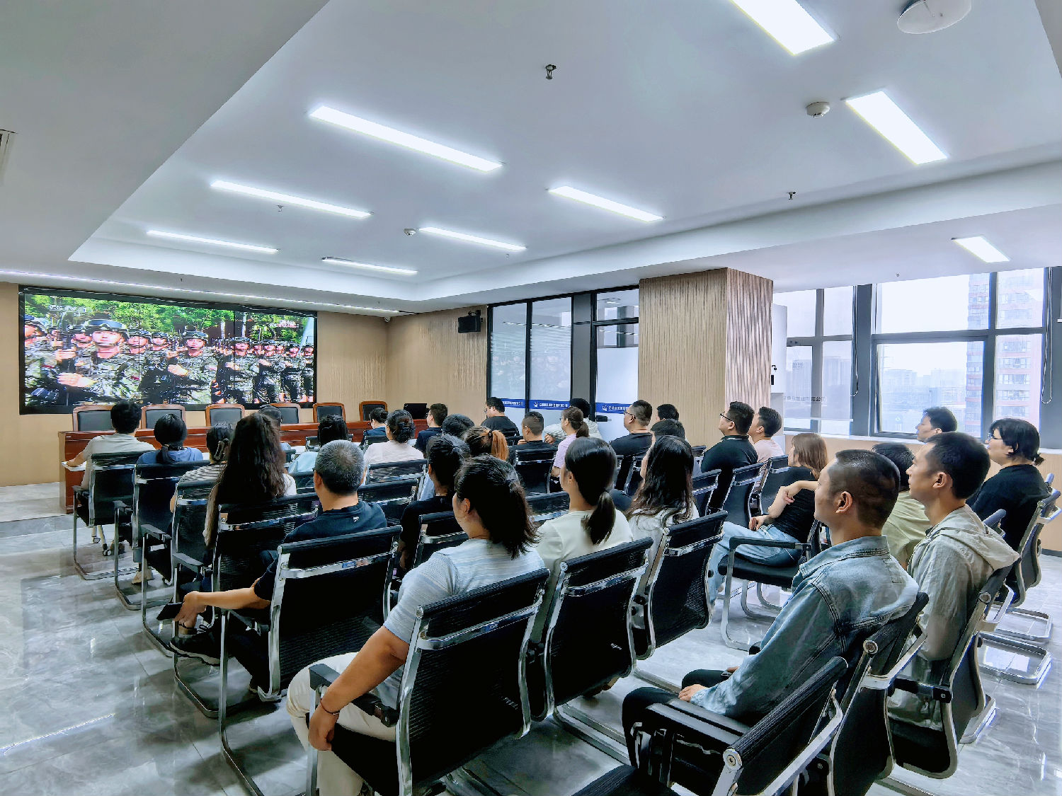 億誠管理組織員工觀看抗戰(zhàn)勝利80周年閱兵儀式直播